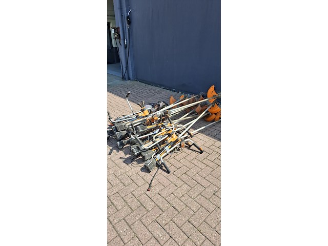 ( locatie wijk en aalburg ) 16x bosmaaier | 2x rugaccu en bijhorende laders, pellenc - afbeelding 1 van  6