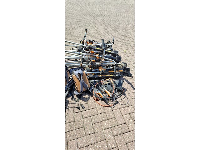 ( locatie wijk en aalburg ) 16x bosmaaier | 2x rugaccu en bijhorende laders, pellenc - afbeelding 2 van  6