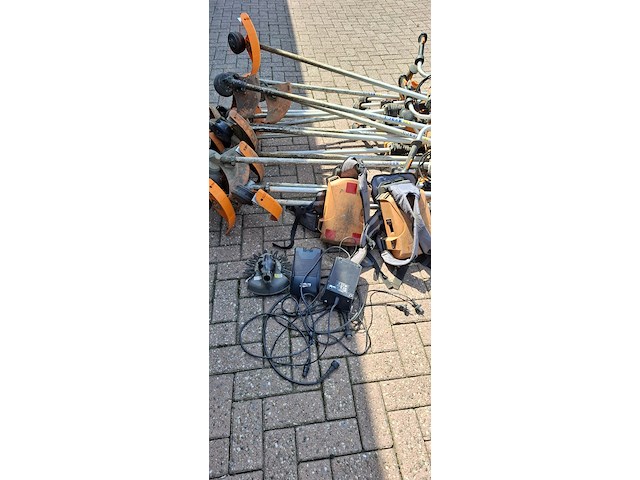 ( locatie wijk en aalburg ) 16x bosmaaier | 2x rugaccu en bijhorende laders, pellenc - afbeelding 3 van  6