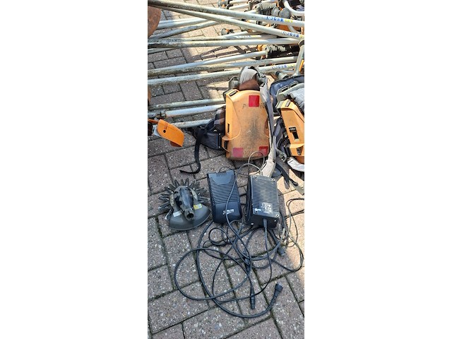 ( locatie wijk en aalburg ) 16x bosmaaier | 2x rugaccu en bijhorende laders, pellenc - afbeelding 4 van  6