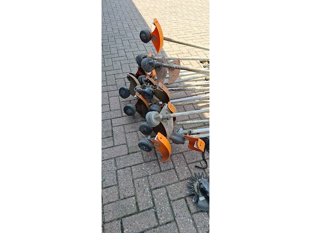 ( locatie wijk en aalburg ) 16x bosmaaier | 2x rugaccu en bijhorende laders, pellenc - afbeelding 5 van  6
