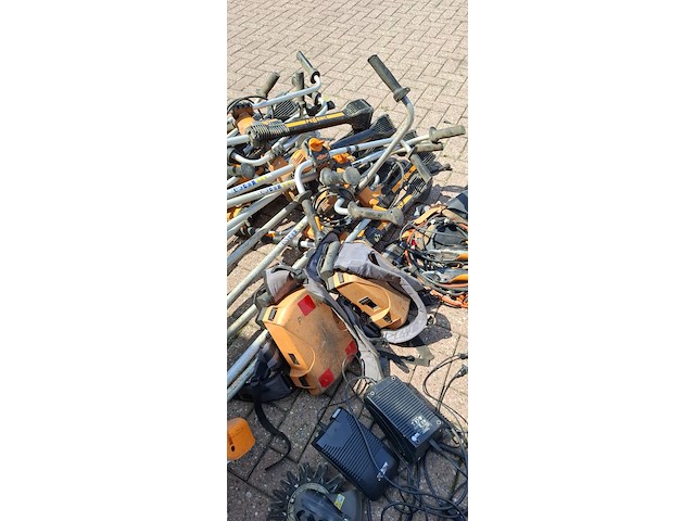 ( locatie wijk en aalburg ) 16x bosmaaier | 2x rugaccu en bijhorende laders, pellenc - afbeelding 6 van  6