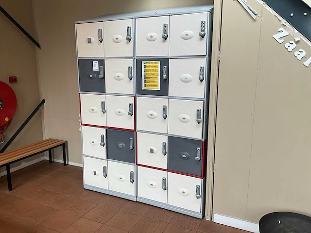 Lockerkast + 2 kleedkamerbanken - afbeelding 1 van  7