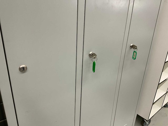 Lockerkast 3 deuren - afbeelding 2 van  4