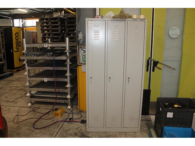 Lockerkast met 3 deuren. sleutels aanwezig. afmeting 89 x 50 x 181 cm. - afbeelding 1 van  2