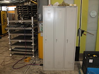 Lockerkast met 3 deuren. sleutels aanwezig. afmeting 89 x 50 x 181 cm. - afbeelding 1 van  2