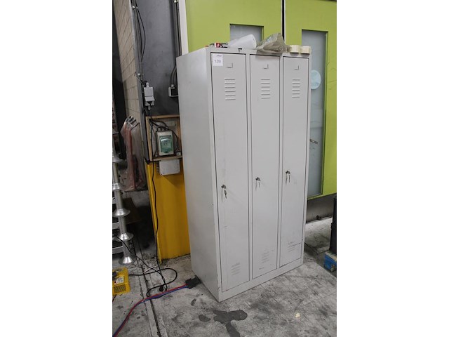 Lockerkast met 3 deuren. sleutels aanwezig. afmeting 89 x 50 x 181 cm. - afbeelding 2 van  2