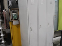 Lockerkast met 3 deuren. sleutels aanwezig. afmeting 89 x 50 x 181 cm. - afbeelding 2 van  2