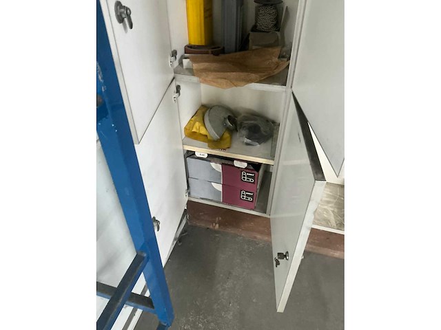Lockerkast met inhoud - afbeelding 7 van  17