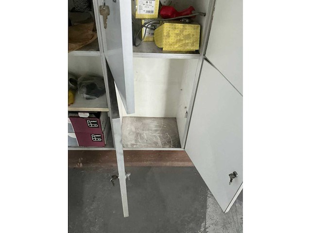 Lockerkast met inhoud - afbeelding 8 van  17