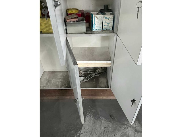 Lockerkast met inhoud - afbeelding 9 van  17