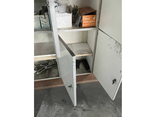 Lockerkast met inhoud - afbeelding 1 van  17