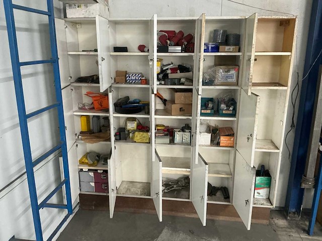 Lockerkast met inhoud - afbeelding 4 van  17
