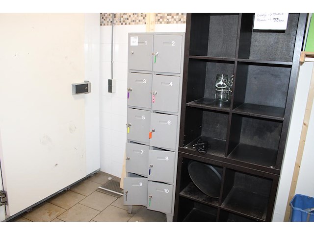 Lockerkast met tien lockers, afm. 50 x 45 x 167 cm. - afbeelding 1 van  2