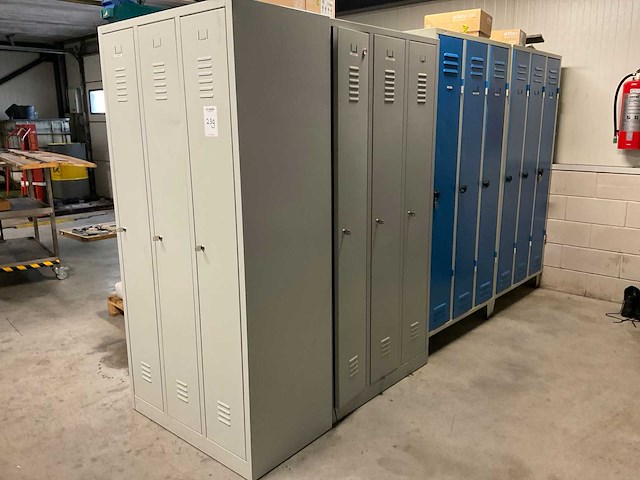 Lockerkasten en kantinestoelen - afbeelding 1 van  3