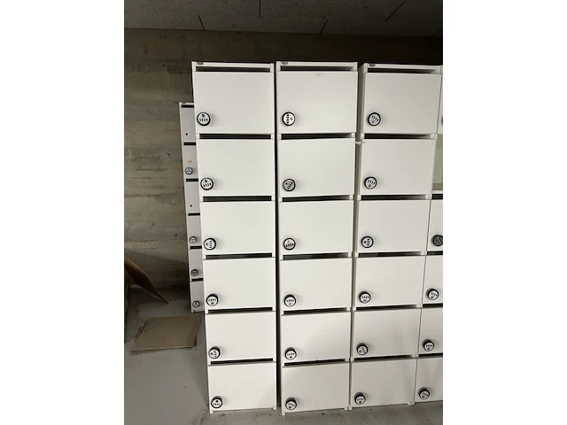 Lockerkasten met cijferslot en vergadertafels - afbeelding 1 van  4