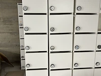 Lockerkasten met cijferslot en vergadertafels