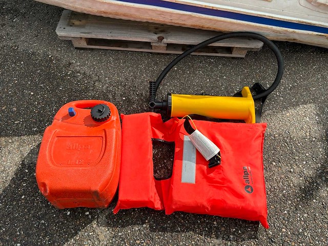 Lodestar rubberboot met buitenboordmotor - afbeelding 9 van  17