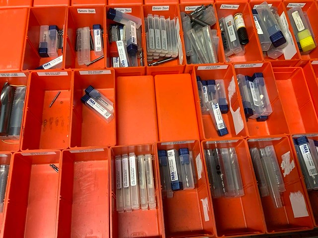 Lokoma ladekast met diverse freesgereedschap - afbeelding 38 van  59