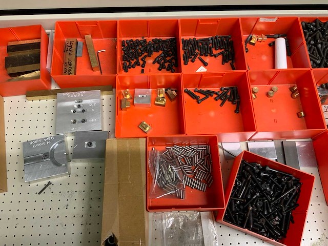 Lokoma ladekast met diverse gereedschap en materialen - afbeelding 3 van  20