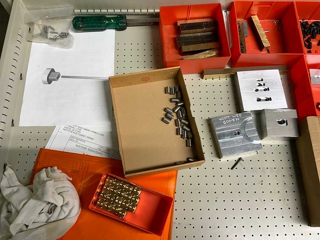 Lokoma ladekast met diverse gereedschap en materialen - afbeelding 4 van  20