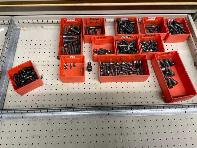 Lokoma ladekast met diverse gereedschap en materialen - afbeelding 9 van  20