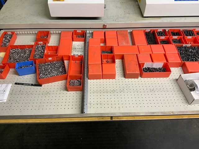 Lokoma ladekast met diverse gereedschap en materialen - afbeelding 10 van  20