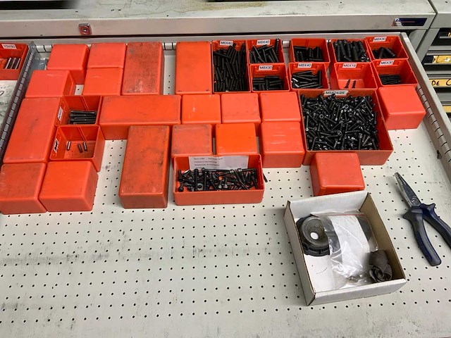 Lokoma ladekast met diverse gereedschap en materialen - afbeelding 11 van  20