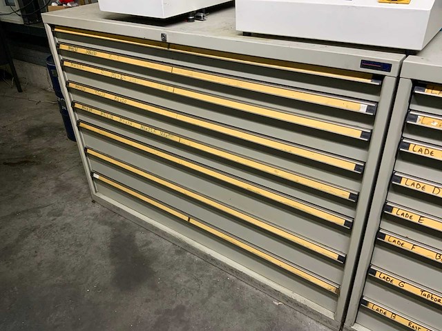 Lokoma ladekast met diverse gereedschap en materialen - afbeelding 1 van  20