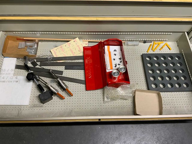 Lokoma ladekast met diverse gereedschap en materialen - afbeelding 14 van  20