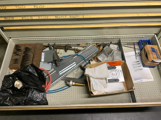 Lokoma ladekast met diverse gereedschap en materialen - afbeelding 15 van  20