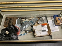 Lokoma ladekast met diverse gereedschap en materialen - afbeelding 15 van  20