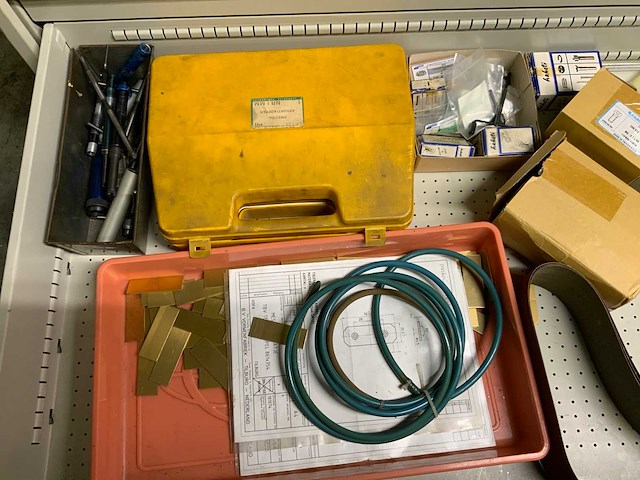 Lokoma ladekast met diverse gereedschap en materialen - afbeelding 17 van  20