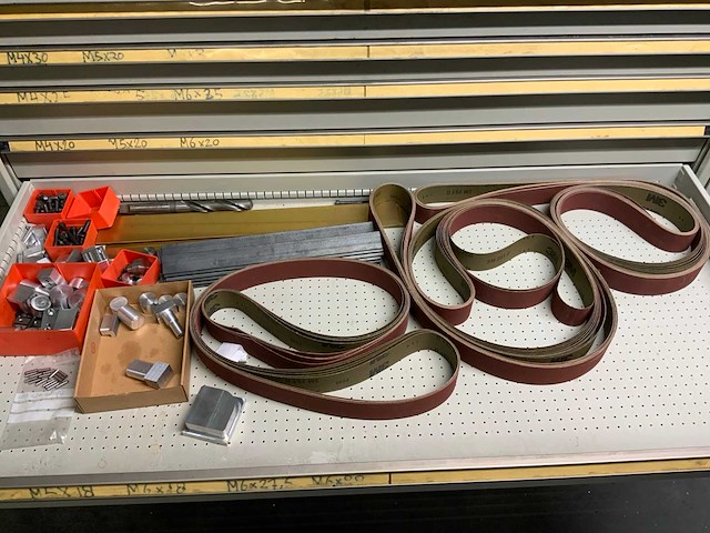 Lokoma ladekast met diverse gereedschap en materialen - afbeelding 19 van  20