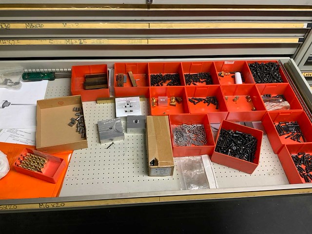 Lokoma ladekast met diverse gereedschap en materialen - afbeelding 20 van  20