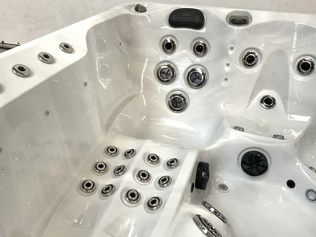 London with nordic insulation - jacuzzi 5 personen 230v - afbeelding 16 van  19