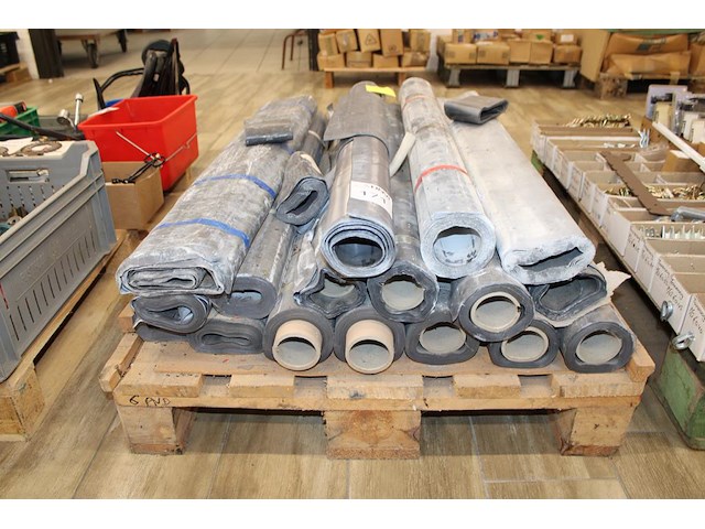 Lood in diverse diktes en lengtes. ruim 700 kg op pallet. - afbeelding 1 van  3