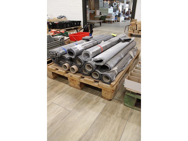 Lood in diverse diktes en lengtes. ruim 700 kg op pallet. - afbeelding 2 van  3