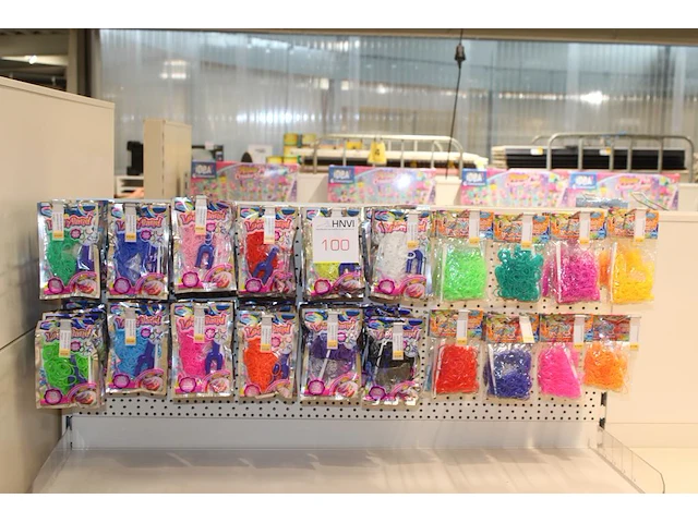 Loombandjes in diverse kleuren en uitvoeringen aan twintig haken - afbeelding 1 van  2