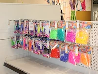 Loombandjes in diverse kleuren en uitvoeringen aan twintig haken - afbeelding 2 van  2