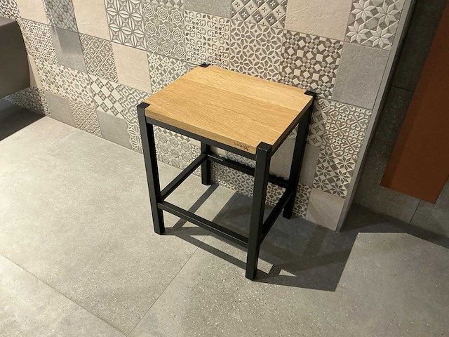 Looox - wooden - kruk - afbeelding 1 van  7