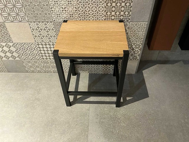 Looox - wooden - kruk - afbeelding 2 van  7