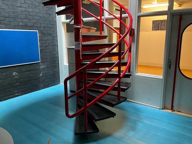 Loopbrug met wenteltrap - afbeelding 2 van  6