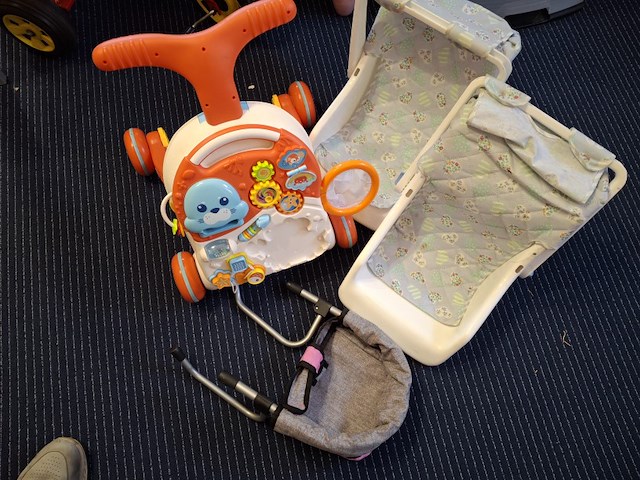 Loopkar poppenhangstoel en 2x maxi-cosi voor een pop - afbeelding 1 van  3