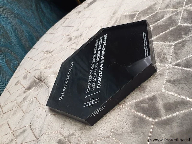 Loreal skinceuticals brochurehouder & skinceuticals wandbord - afbeelding 5 van  5
