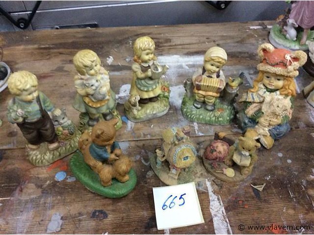 Lot beeldjes - afbeelding 1 van  3