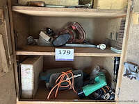 Lot bestaande uit diverse elektrische gereedschappen, waaronder een elektrische schaaf van het merk holzher, een boormachine van het merk hitachi en een elektrisch gereedschap van het merk black & decker. - afbeelding 1 van  4