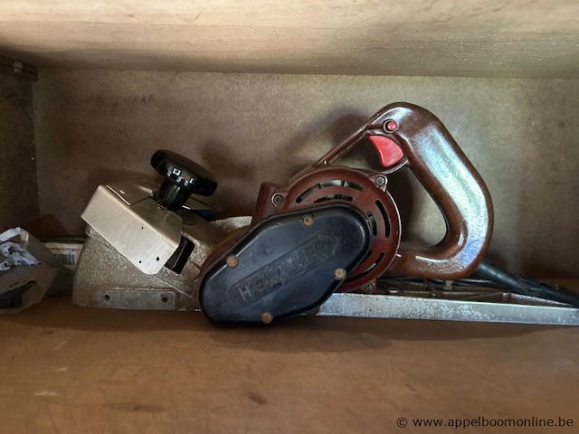 Lot bestaande uit diverse elektrische gereedschappen, waaronder een elektrische schaaf van het merk holzher, een boormachine van het merk hitachi en een elektrisch gereedschap van het merk black & decker. - afbeelding 4 van  4