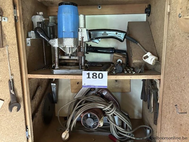 Lot bestaande uit een verticale freesmachine van het merk scheer, een cirkelzaag en diverse handgereedschappen en onderdelen. - afbeelding 1 van  3