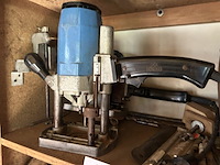 Lot bestaande uit een verticale freesmachine van het merk scheer, een cirkelzaag en diverse handgereedschappen en onderdelen. - afbeelding 2 van  3